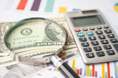 Grafik geçmişi, Banka Hesabı, Yatırım Analitik Araştırma Veri Ekonomisi, Ticaret, İşletme Konsepti üzerine büyüteç ve ABD Doları banknotları.