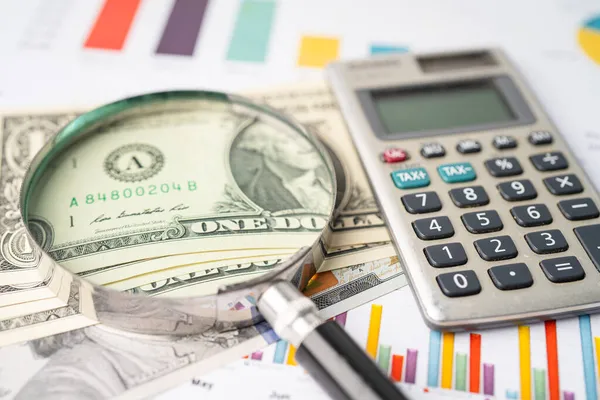 Grafik geçmişi, Banka Hesabı, Yatırım Analitik Araştırma Veri Ekonomisi, Ticaret, İşletme Konsepti üzerine büyüteç ve ABD Doları banknotları.