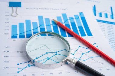 Grafik kağıdındaki büyüteç. Finansal kalkınma, Bankacılık Hesabı, İstatistik, Yatırım Analitik Araştırma Veri Ekonomisi, Borsa Ticareti, İşletme Bürosu toplantısı Konsepti.