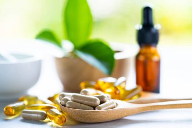 Alternatif ilaç bitkisel organik kapsül E omega 3 vitamini balık yağı, mineral, bitki yapraklı ilaç sağlıklı yaşam için doğal destek.