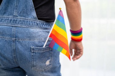 Gökkuşağı bilekliği takan Asyalı kadın, LGBT onur ayının sembolü Haziran sosyal ortamında gey, lezbiyen, biseksüel, transseksüel, insan hakları.