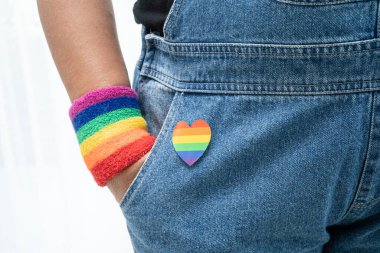 Gökkuşağı bilekliği takan Asyalı kadın, LGBT onur ayının sembolü Haziran sosyal ortamında gey, lezbiyen, biseksüel, transseksüel, insan hakları.
