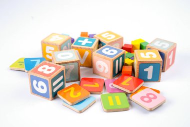 Beyaz arka planda renkli matematik sayısı, eğitim eğitimi matematik öğrenimi öğretim kavramı.
