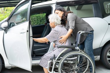 Asyalı yaşlı ve yaşlı kadın hastaların arabasına binmelerine yardım edin ve destek olun..