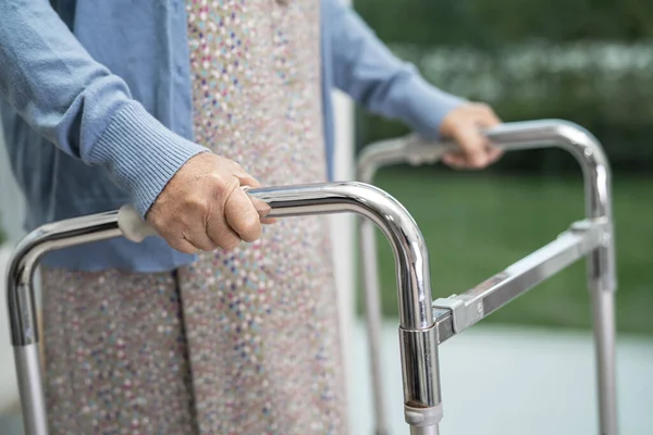 亚洲老年老年女性患者与步行者在护理病房散步 健康有力的医疗理念 — 图库照片