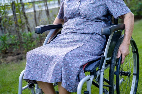 Ázsiai Idős Vagy Idős Hölgy Beteg Kerekesszékes Parkban Egészséges Erős — Stock Fotó
