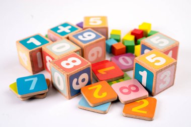 Beyaz arka planda renkli matematik sayısı, eğitim eğitimi matematik öğrenimi öğretim kavramı.