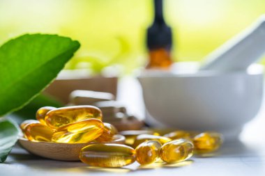 Alternatif tıp doğası bitkisel organik kapsül, bitkilerle birlikte ilaç sağlıklı yaşam için doğal takviyeler yapar..