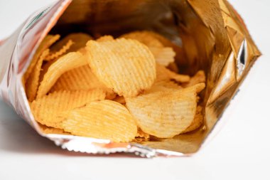 Patates cipsi, leziz BBQ baharatlı Crips için ince dilimlenmiş kızarmış abur cubur açık poşette fast food..