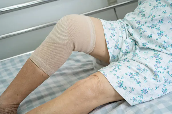 Asiática Senior Anciana Anciana Mujer Paciente Con Rodilla Apoyo Dolor — Foto de Stock