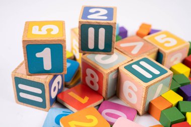 Beyaz arka planda renkli matematik sayısı, eğitim eğitimi matematik öğrenimi öğretim kavramı.
