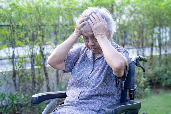 亚洲老年妇女或老年妇女坐在护理病房的床上头疼 健康有力的医学观念 — 图库照片
