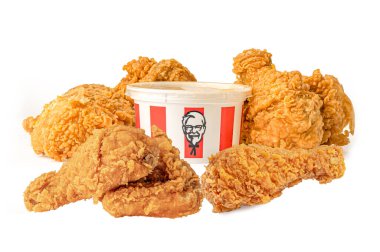 Bangkok, Tayland - 01 Ağustos 2020 KFC Chicken, Kentucky Fried Chicken marka logolu, beyaz arka planda izole edilmiş, kırpma yolu olan fast food.