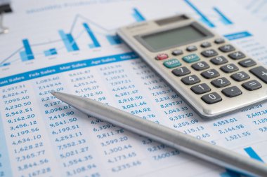 Tablo kağıdında grafikle birlikte hesap makinesi. Finans geliştirme, Bankacılık Hesabı, İstatistik Yatırım Analitik araştırma veri ekonomisi, ticaret, ofis raporlama şirketi toplantısı kavramı.