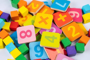 Beyaz arka planda renkli matematik sayısı, eğitim eğitimi matematik öğrenimi öğretim kavramı.