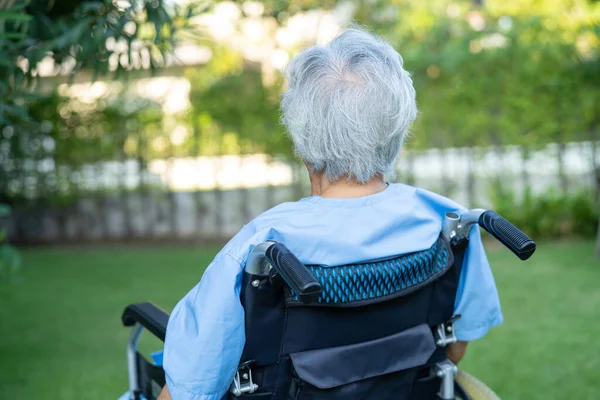 亚洲老年妇女病人或老年妇女坐在电动轮椅上 停车场遥控护理病房 健康有力的医疗理念 — 图库照片