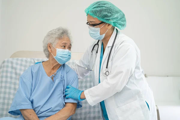 Läkare Hjälpa Asiatiska Äldre Eller Äldre Kvinna Patient Bär Ansiktsmask — Stockfoto