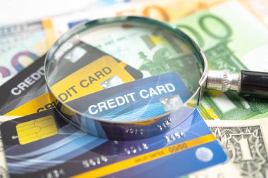 Kredi kartı, Amerikan doları ve Euro banknotları. Finans geliştirme, Bankacılık Hesabı, İstatistik, Yatırım Analitik Araştırma Veri Ekonomisi, Borsa Ticareti, İşletme Konsepti.