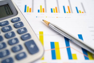 Grafik kağıdındaki hesap makinesi. Finans geliştirme, Bankacılık Hesabı, İstatistik, Yatırım Analitik Araştırma Veri Ekonomisi, Borsa Ticareti, Ticaret Şirketi Konsepti.