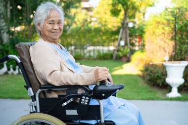 Asyalı yaşlı ya da yaşlı kadın hasta elektrikli sandalyede, hemşire koğuşunda uzaktan kumandalı, sağlıklı güçlü tıbbi konsept.