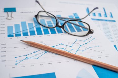 Grafik kağıdına kalem. Finansal kalkınma, Bankacılık Hesabı, İstatistik, Yatırım Analitik Araştırma Veri Ekonomisi, Borsa Ticareti, İşletme Bürosu toplantısı Konsepti.