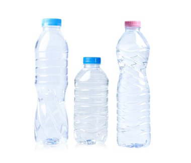 Beyaz arka planda izole edilmiş plastik su şişesi..