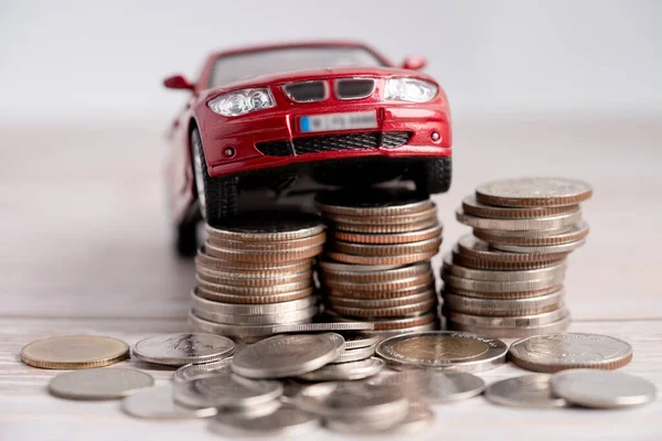 汽车堆满了硬币 汽车贷款 保险和租赁时间概念 — 图库照片