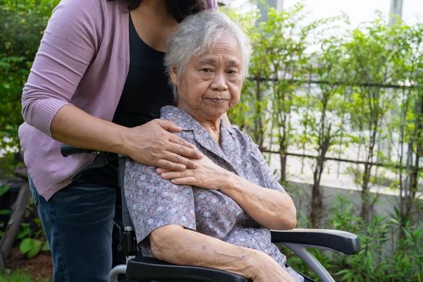 Gondozó Lánya Segít Ázsiai Idős Vagy Idős Hölgy Elektromos Tolószéken — Stock Fotó