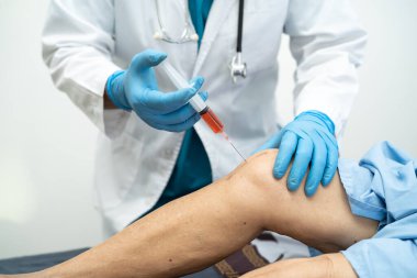 Asyalı doktor, Hyaluronic asit trombosit enjekte ederek yaşlı kadının dizine zengin plazma enjekte etti..