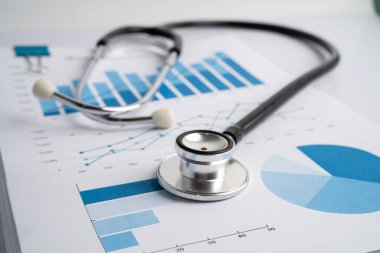 Çizelgeler ve grafikler üzerindeki steteskop kağıt, Finans, Hesap, İstatistik, Yatırım, Analitik araştırma veri ekonomisi ve İş dünyası kavramı.