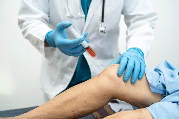 아시아의 의사가고 여성에게 수있도록하이 알로론산 플라스마 혈장을 무릎에 주사하다 — 스톡 사진