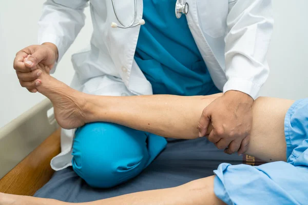 Asiatischer Arzt Physiotherapeut Untersucht Massiert Und Behandelt Knie Und Bein — Stockfoto