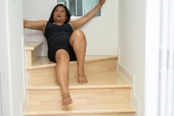 Asiática Mediana Edad Señora Paciente Caer Por Las Escaleras Porque — Foto de Stock