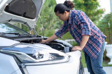 Hasarı kontrol etmek ve onarmak için motor sistemini aç.