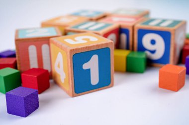 Beyaz arka planda renkli matematik sayısı, eğitim eğitimi matematik öğrenimi öğretim kavramı.