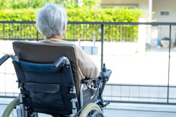 Asiatica Anziana Anziana Donna Anziana Paziente Sulla Sedia Rotelle Elettrica — Foto Stock