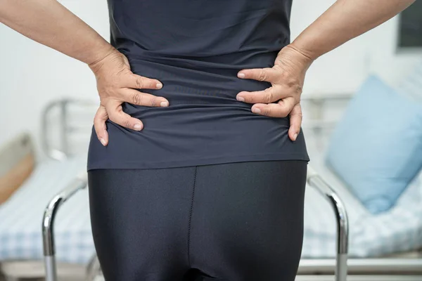 Asiatische Patientin Schmerzt Rücken Taille Und Orthopädische Lendenwirbelsäule Mit Rollator — Stockfoto