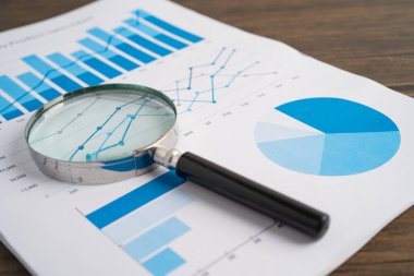 Grafik kağıdındaki büyüteç. Finansal kalkınma, Bankacılık Hesabı, İstatistik, Yatırım Analitik Araştırma Veri Ekonomisi, Borsa Ticareti, İşletme Bürosu toplantısı Konsepti.