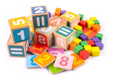 Beyaz arka planda renkli matematik sayısı, eğitim eğitimi matematik öğrenimi öğretim kavramı.