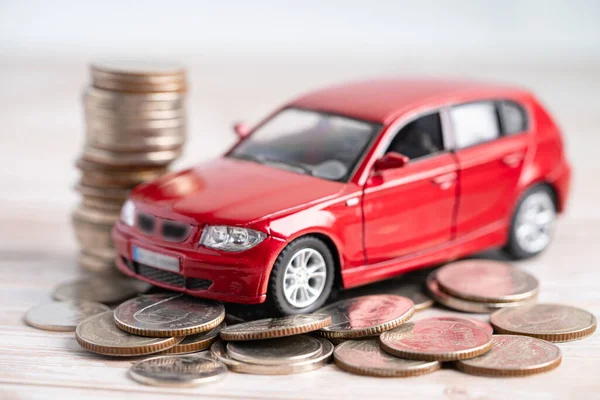 汽车堆满了硬币 汽车贷款 保险和租赁时间概念 — 图库照片