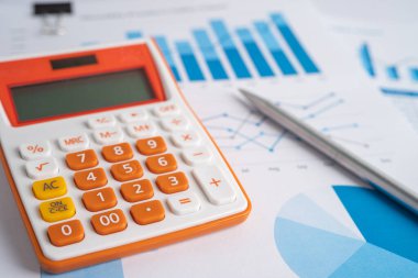 Çizelge ve grafik çizelgesi üzerinde hesap makinesi. Finans geliştirme, Bankacılık Hesabı, İstatistik, Yatırım Analitik Araştırma Veri Ekonomisi, Borsa Ticareti, Ticaret Şirketi Konsepti.
