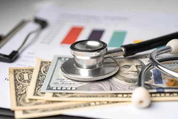 图表或图表纸上的听诊器和美元钞票 统计和商业数据 医疗健康概念 — 图库照片