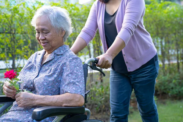 Gondozó Lánya Ölelés Segítség Ázsiai Idősebb Vagy Idős Hölgy Kezében — Stock Fotó