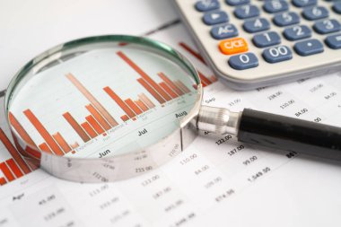 Grafik kağıdındaki büyüteç ve hesap makinesi. Finansal kalkınma, Bankacılık Hesabı, İstatistik, Yatırım Analitik Araştırma Veri Ekonomisi, Borsa Ticareti, İş yeri Konsepti.