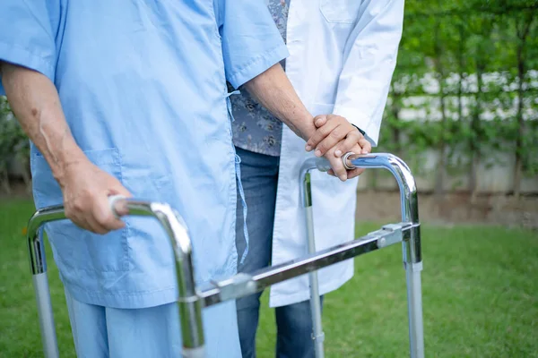 Aiuto Cura Asiatica Anziana Anziana Donna Anziana Uso Walker Con — Foto Stock