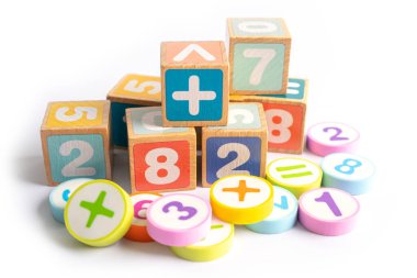 Beyaz arka planda renkli matematik sayısı, eğitim eğitimi matematik öğrenimi öğretim kavramı.