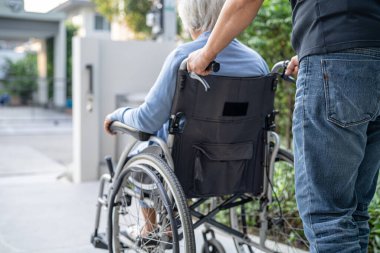 Bakıcı, Asyalı yaşlı ya da yaşlı kadın hasta bakıcı, hemşire hastanesi koğuşunda tekerlekli sandalyede oturuyor, sağlıklı, güçlü bir tıbbi konsept.