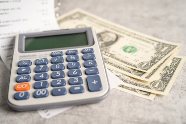 Hesap makineli alışveriş listesi makbuzları ve Amerikan doları banknotları..