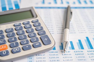 Grafik kağıdındaki hesap makinesi. Finans geliştirme, Bankacılık Hesabı, İstatistik, Yatırım Analitik Araştırma Veri Ekonomisi, Borsa Ticareti, Ticaret Şirketi Konsepti.