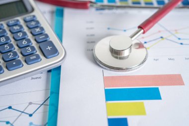Çizelgeler ve grafikler üzerindeki steteskop kağıt, Finans, Hesap, İstatistik, Yatırım, Analitik araştırma veri ekonomisi ve İş dünyası kavramı.